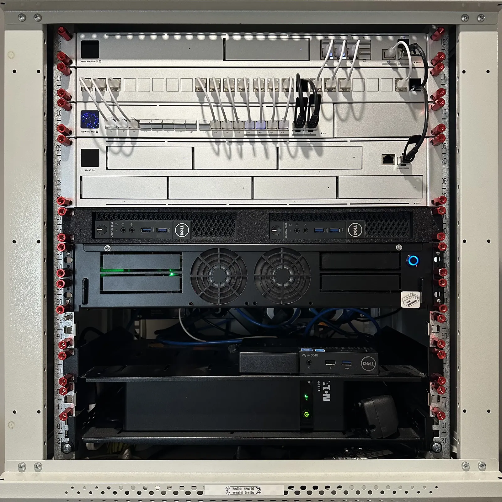 Dwa Dell OptiPlex 3050 Micro w szafie rack